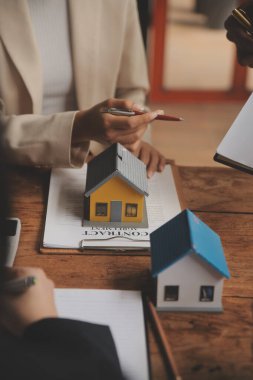 Emlakçı ve satış yöneticisi takım analiz Satılık Kiralık kira sözleşmesinin fiyatlandırma için ipotek kredi teklif ve ev sigortası ile ilgili anlaşma, Satın almak.
