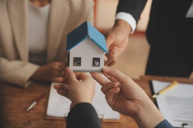 Emlakçı ve satış yöneticisi takım analiz Satılık Kiralık kira sözleşmesinin fiyatlandırma için ipotek kredi teklif ve ev sigortası ile ilgili anlaşma, Satın almak.