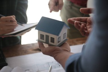 Mühendisler takıma planlı ve ofiste çalışacak modellere sahip müşteriler için mimari bir yapı tasarlamaları için danışıyorlar..