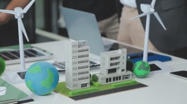 Bilgisayarda model evle çalışan minyatür insanlar.