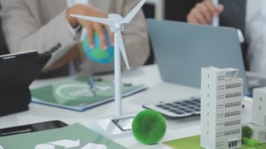 Yakın plan. Çevre dostu bir ortamda model ve minyatür bir model tutan bir adam..