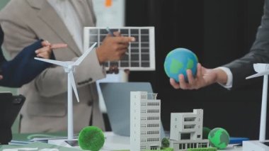 Güneş enerjisi ve güneş enerjisinin bir modelini elinde tutan bir iş adamı. Alternatif enerji ve sürdürülebilir gelişme. sürdürülebilir üretim ve alternatif güç