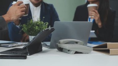 Genç iş adamı dizüstü bilgisayarla çalışıyor