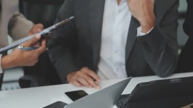 Tablet ve dizüstü bilgisayar kullanarak iş ekibini kapat