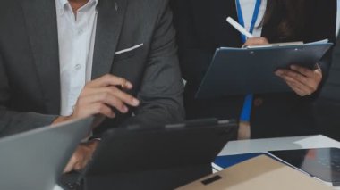 Ofiste birlikte çalışan iş ekibi.