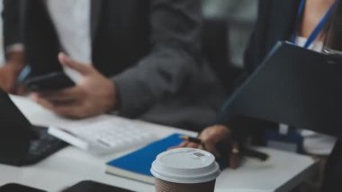 İşadamı ve iş kadını ofiste dizüstü bilgisayarda çalışıyor. iş ve mali konsept