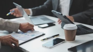 İş adamları birlikte çalışıyor.