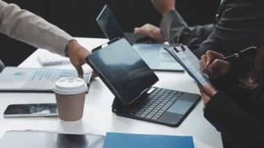 Genç iş adamları ofiste birlikte çalışıyorlar.