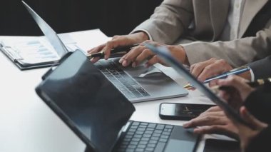 İş ekibi toplantısı konsepti. Yeni bir proje üzerinde çalışan bir yatırımcı. Dijital tabletle çalışan işletme yöneticileri