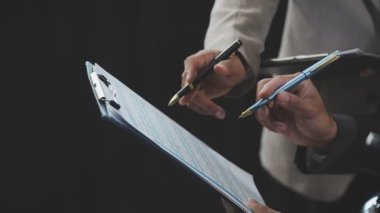 Not defterine yazan iş adamı.