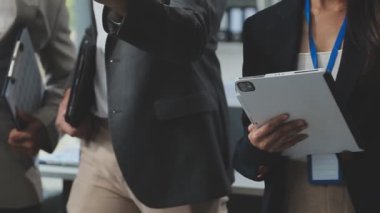 Modern ofisteki iş adamları