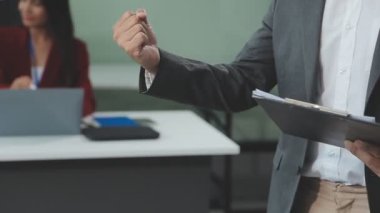 Ofiste çalışan genç işadamı, iş konsepti, orijinal fotoğraf