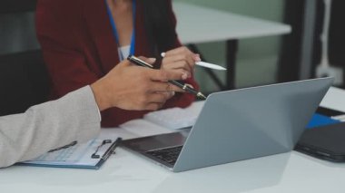 Ofiste dizüstü bilgisayarla çalışan iş adamları.