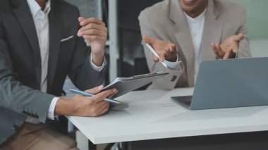 Dijital tablet kullanan işadamı