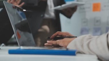 İş adamları ofiste tartışıyor ve beyin fırtınası yapıyorlar.