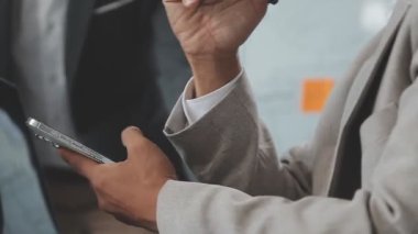 Dijital tablet kullanma office iş adamı