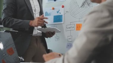 Ofisteki işadamı kağıda yazıyor