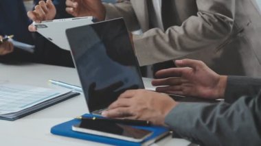 Kapat. İş adamı mali tablolar ve grafikleri tartışıyor