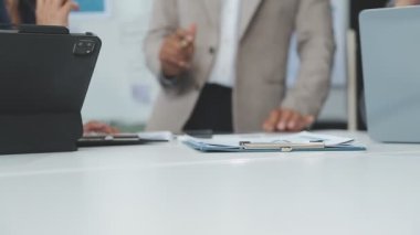İş ekibi ofiste yeni planı tartışıyor.