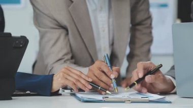 Modern ofiste bilgisayarla çalışan iş adamı ve iş kadını