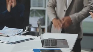 Birlikte modern ofisinde çalışan iş takım