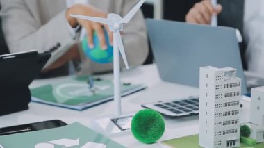 Bir iş adamının el modeliyle bir modeli tutarken görüntüsü. iş ve teknoloji