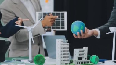 İş ekibi geleceğin projesini tartışıyor..