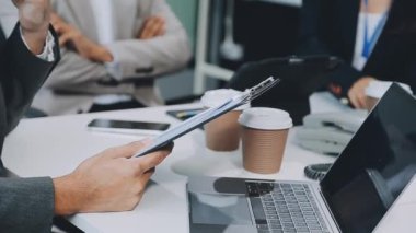 Ofiste iş tartışan iş adamlarını kapatın.