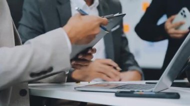 Tablet tutan işadamının yakın görüntüsü ve meslektaşını parmağıyla işaret etmesi. iş kavramı