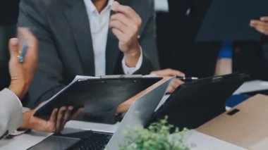 Bir grup iş adamı ofiste fikirleri ve mali toplantıyı tartışıyor..