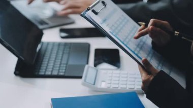 Dijital tablet kullanan işadamı