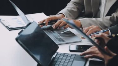 Kapat. İş ekibi yeni bir modern işi tartışıyor.