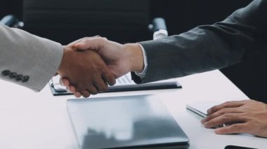 İş adamları ofiste el sıkışıyor.