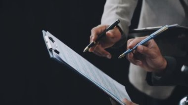 Panoya yazma işadamı yakın çekim