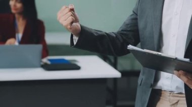 işadamı ofiste dijital tablet kullanma