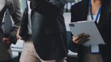 İş arkadaşları ofiste birlikte çalışma ve tartışma, takım çalışması kavramı