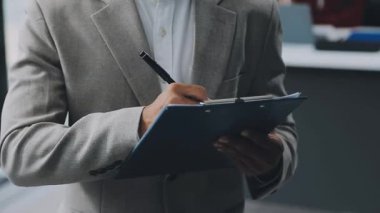 Dijital tablet ile genç işadamı