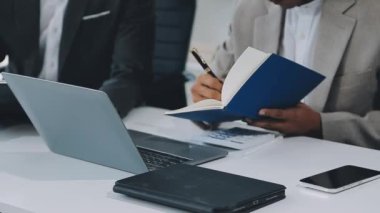 Ofiste dizüstü bilgisayar kullanan bir iş adamı. Takım elbiseli iş adamı