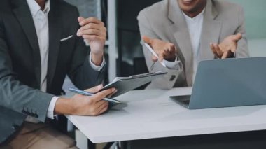 İş ortaklarının iş yerinde fikir alışverişinde bulunması.