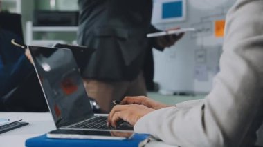 Masasında bilgisayarla çalışan genç bir adam..