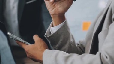 Dijital tablet kullanan iş kadını ellerini kapat