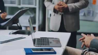 İş adamları ofiste toplanıyor..