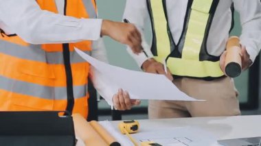 Fabrikada çalışan işçi mühendisi tableti kontrol ediyor.