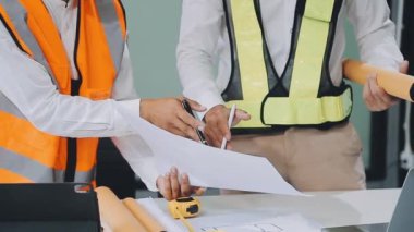 İnşaat mühendisi, mühendis ya da mimar ya da miğfer ya da güvenlik kaskında inşaat ya da mühendislik alanındaki inşaat alanının şah ve planlarını içeren miğfer..