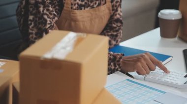 Ofisteki deftere dizüstü bilgisayar ve yazı listesi kullanan kadın