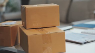 Ofisteki masada karton kutuların olduğu posta kutuları ve kutular, online iş servisi ve müşteri hizmetleri.