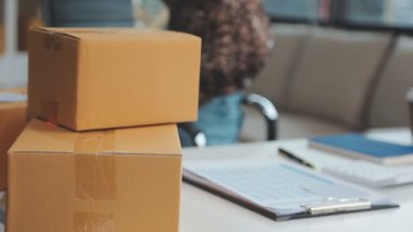 Ofisinde paket olan karton kutular.