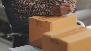 Depoda Kadın Paketleme Kutuları