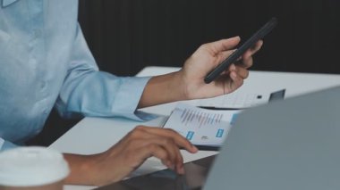 Ofiste dizüstü bilgisayarla çalışan iş adamı..