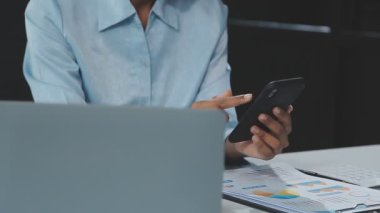 Ofiste otururken iş adamının tablet bilgisayarını kullanarak kapatma